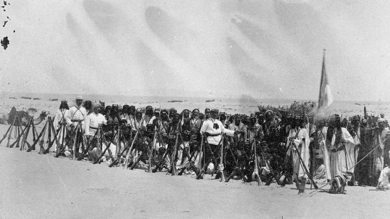 راية الثورة العربية الكبرى المرفوعة فوق معسكرات الجيش الشمالي
