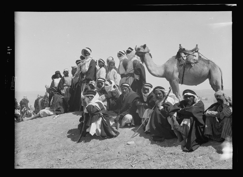 جموع يراقبون السباقات في صحراء بئر السبع 1930